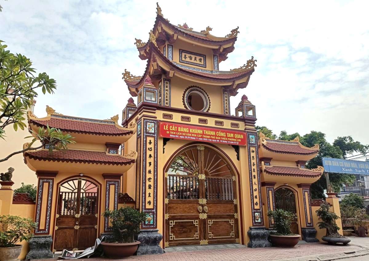 Cong Tam quan cua Dan Thien Phuong Luu. Ảnh: Mai Dung