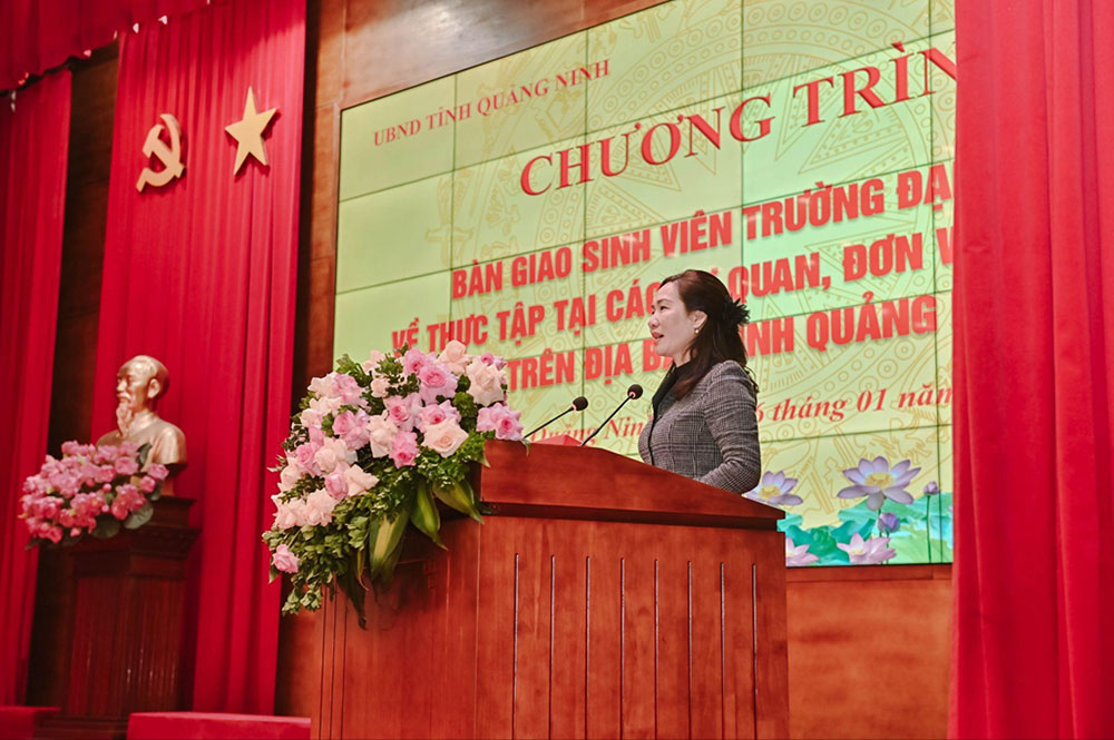 Ba Nguyen Thi Hanh - Pho Chu tich UBND tinh Quang Ninh chia se ve muc tieu phat trien kinh te, chuyen doi so va nguon nhan luc chat luong cao tai tinh. Anh Truong DH FPT