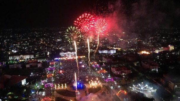 Celebrating the spring of Binh Ngo, Ca Mau fireworks at two locations. Photo: Van Dong