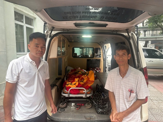 Anh Tam (ben trai) ho tro dua 