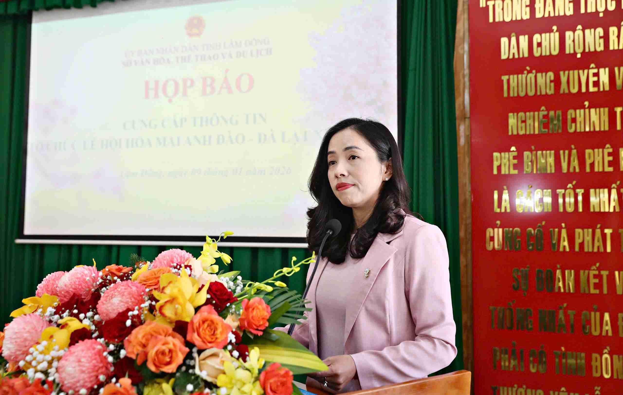 Ba Phan Thi Xuan Thao – Pho Chu tich UBND phuong Xuan Huong - Da Lat thong tin ve viec to chuc Le hoi Mai anh dao - Da Lat xuan 2026. Anh: Phuc Khanh