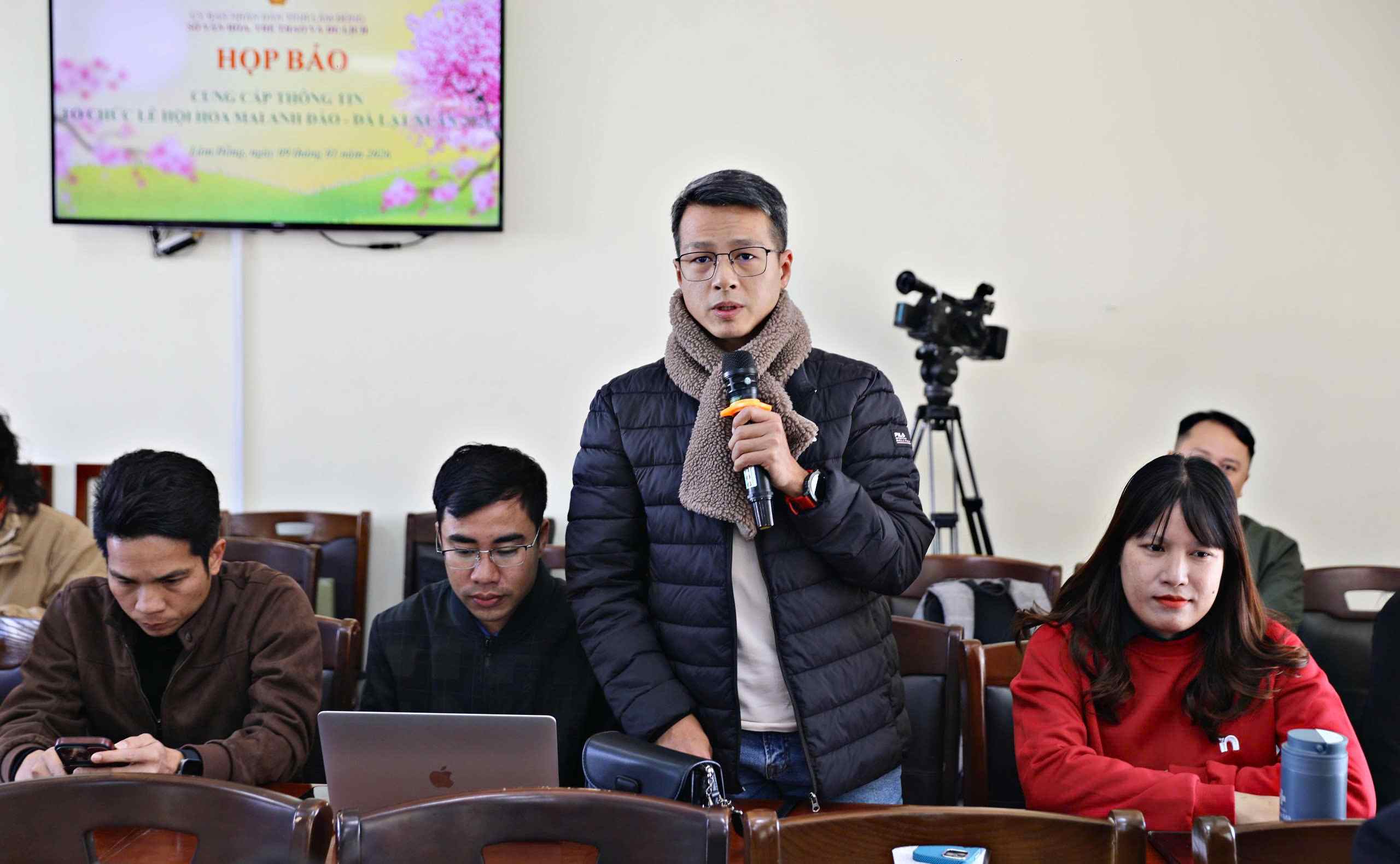 Phong vien cac co quan bao chi dat cau hoi tai buoi hop bao. Anh: Phuc Khanh