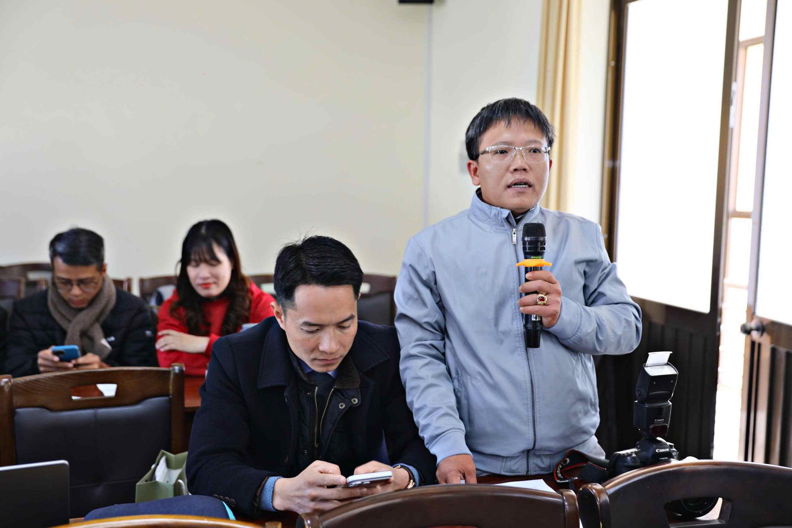 Phong vien Phuc Khanh, Bao Lao Dong dat cau hoi lien quan den Le hoi tai buoi hop bao. Anh: Chinh Thanh