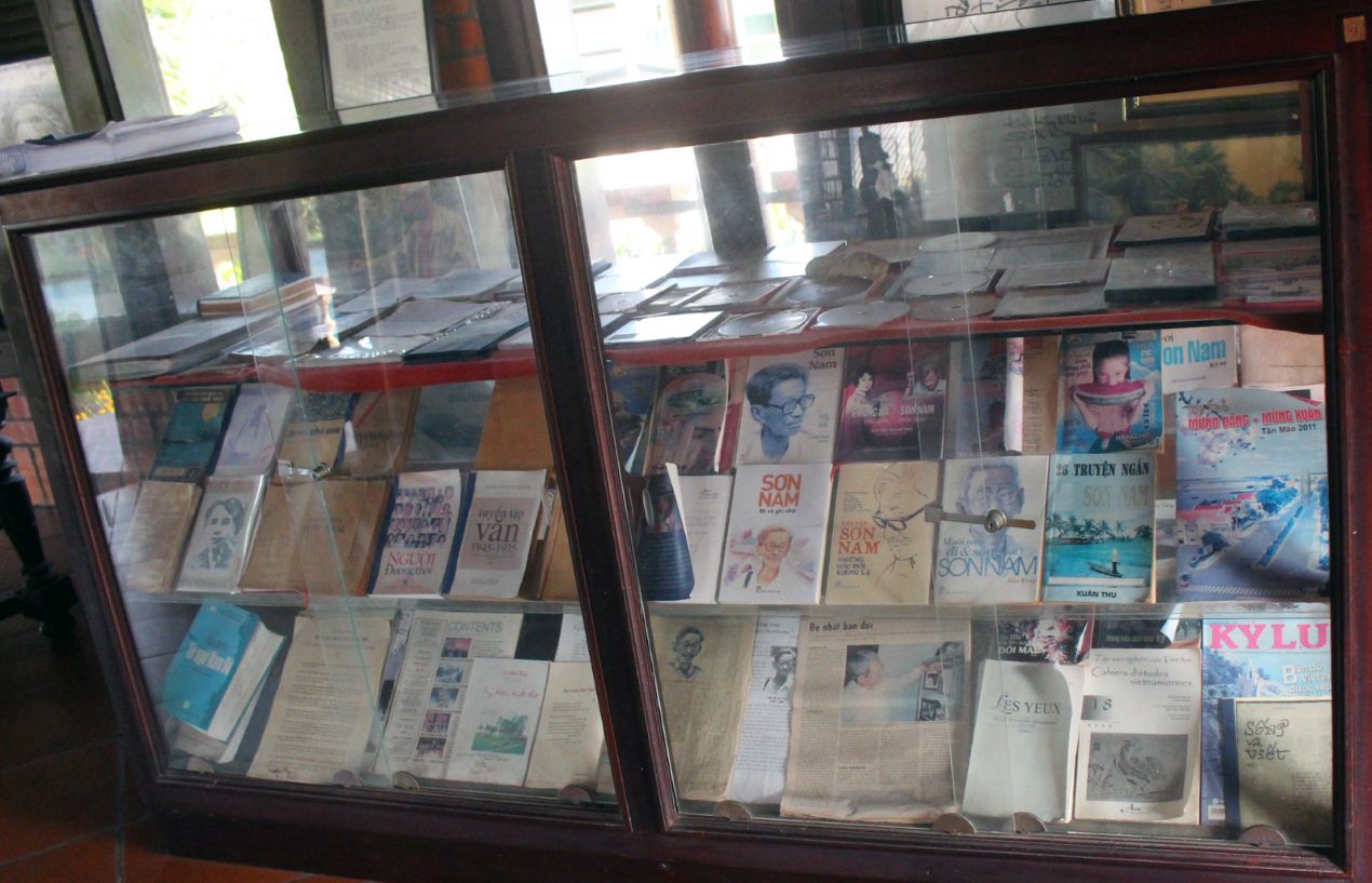 Tu trung bay mot phan tac pham cua nha van Son Nam. Anh: Lam Dien