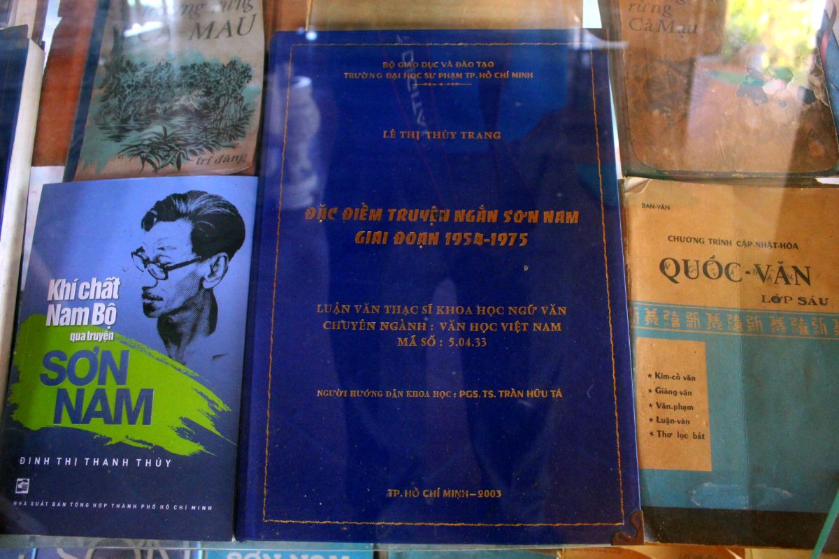 Gian trung bay cac tac pham nghien cuu, viet ve nha van Son Nam. Anh: Lam Dien