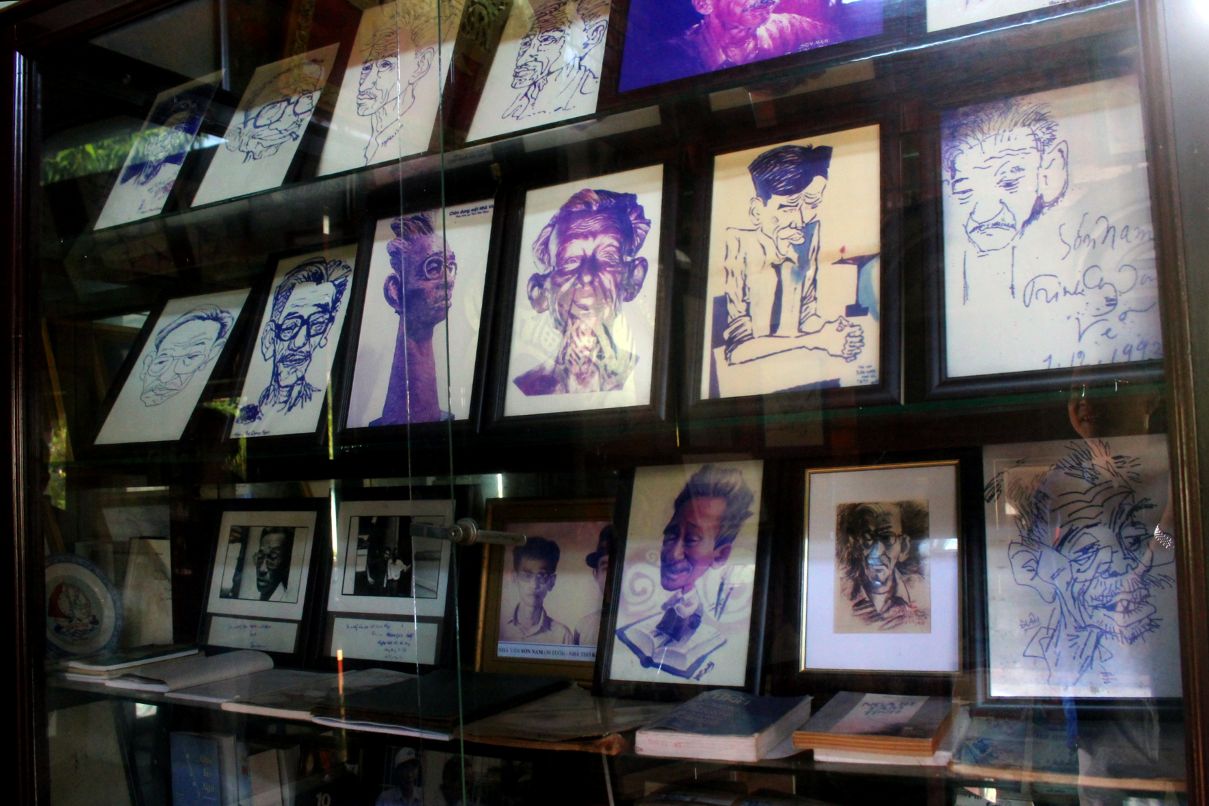 Mot gian tu trung bay cac tac pham hoi hoa cua ban be, nguoi ham mo ve nha van Son Nam. Anh: Lam Dien 