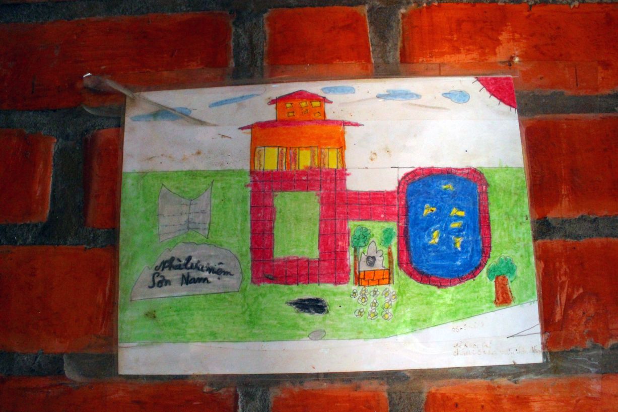 Tac pham hoi hoa cua nguoi tre ham mo nha van Son Nam duoc trung bay tai Nha luu niem. Anh: Lam Dien