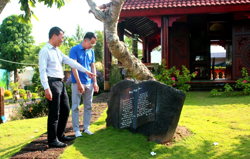 Nha tho Truong Trong Nghia - Chu tich Hoi Lien hiep Van hoc- Nghe thuat Dong Thap (bia trai) - ben phien da cham khac thu but Son Nam chep bai tho “Huong rung Ca Mau” duoc nhieu the he yeu van chuong nho nhieu den cau tho: Phong suong may do qua duong pho; Hat bui nghieng minh nho dat que“. Anh: Lam Dien