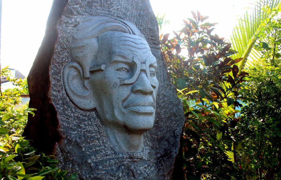 Phu dieu chan dung Son Nam, diem nhan cua khong gian san Nha luu niem, do nha dieu khac Nguyen Sanh - nguoi tac tuong nha van Son Nam dat tai phan mo cua ong o Hoa vien Chanh Phu Hoa. Anh: Lam Dien