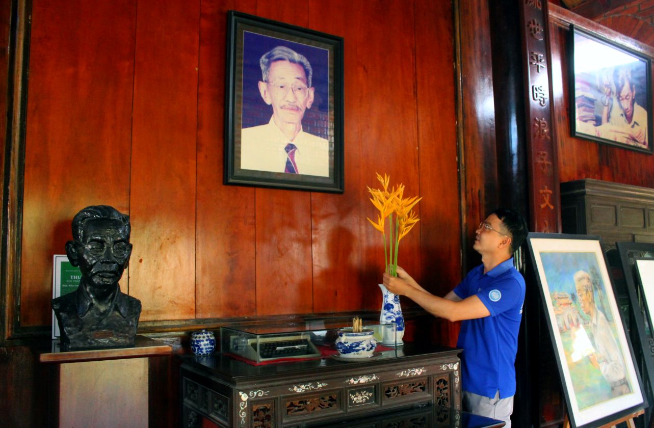 Tien si Vo Van Son - Truong Dai hoc Tien Giang- thanh kinh ben ban tho nha van Son Nam trong Nha luu niem mang ten ong. Anh: Lam Dien