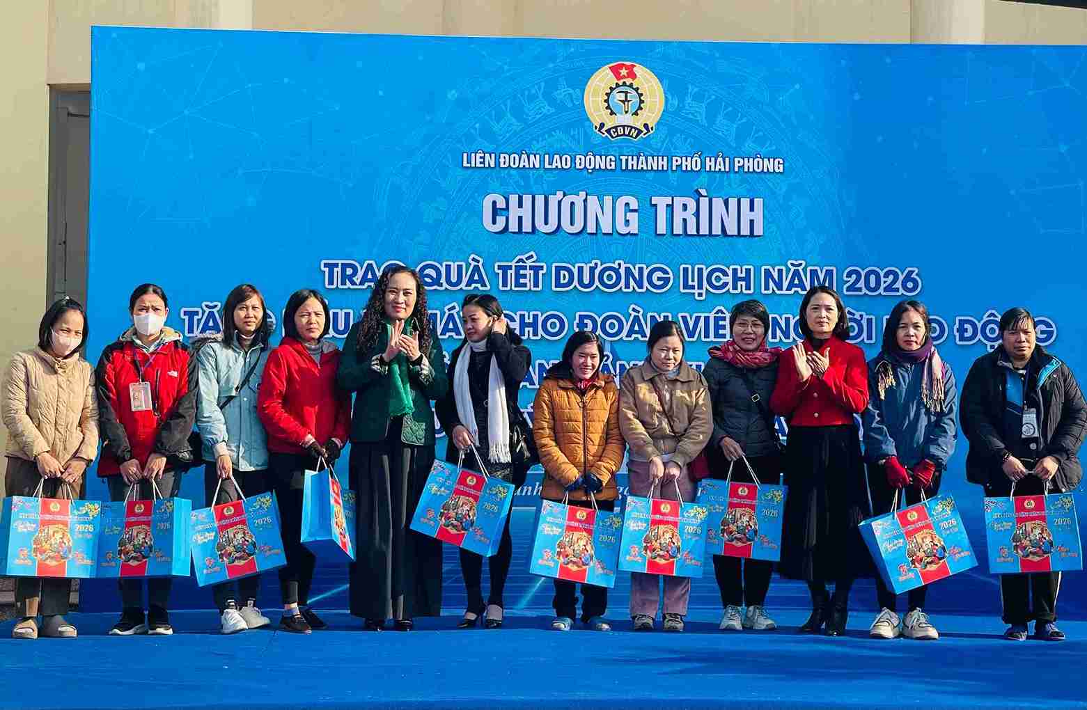 Hai Phong City Labor Federation presents New Year's Day 2026 gifts to union members and workers in difficult circumstances. Photo: Mai Huong