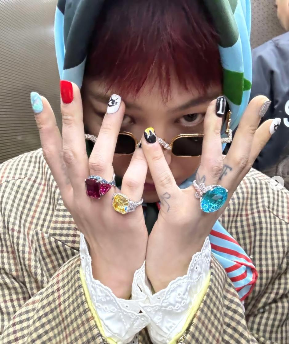 G-Dragon so huu nhieu mon do trang suc doc ban. Anh: Cat tu video.