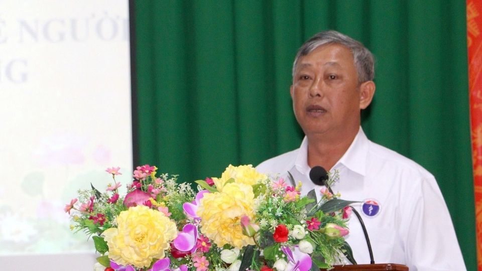 ヴィンロン省保健局のグエン・ヴァン・ベ・ハイ副局長が、臓器提供の取り組み、人道的価値の広め、患者の生きる希望について意見交換。写真:ホアン・ロック