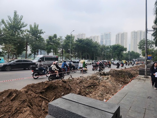 Ha Noi yeu cau dung dao duong, he pho de bao dam giao thong. Anh: Minh Hanh 