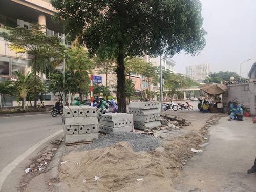 Hanoi temporarily stops digging roads and sidewalks to serve the 14th Congress and Tet 2026. Photo: Minh Hanh