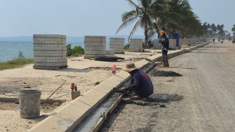 Cong nhan lat gach via he. Anh: Duy Tuan 