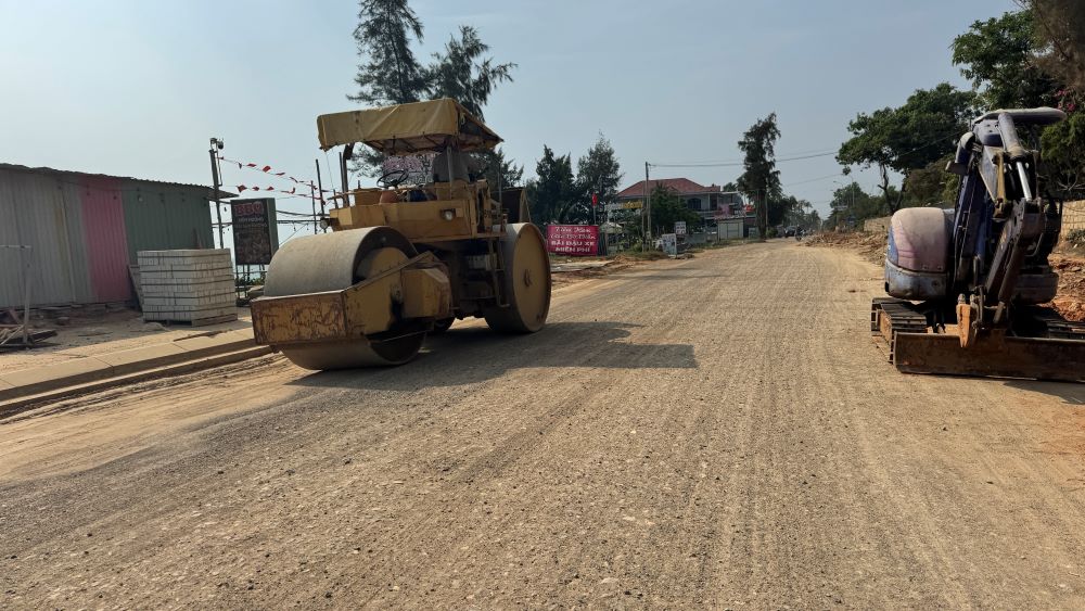 Xe lu thi cong nen duong. Anh: Duy Tuan 