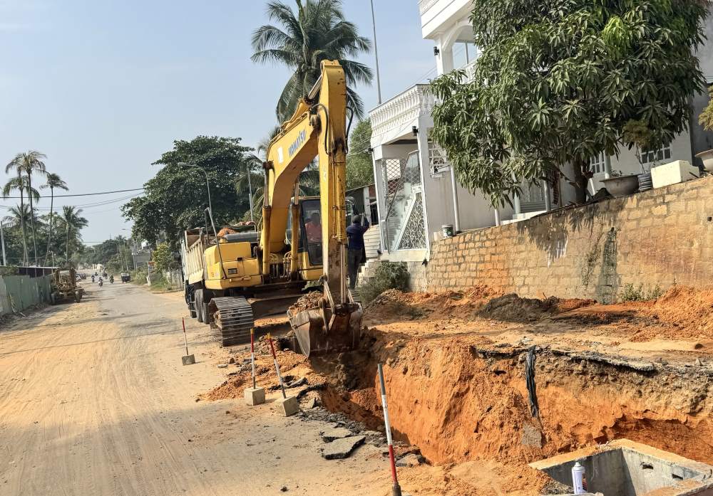 May moc dang thi cong tren cong truong. Anh: Duy Tuan 