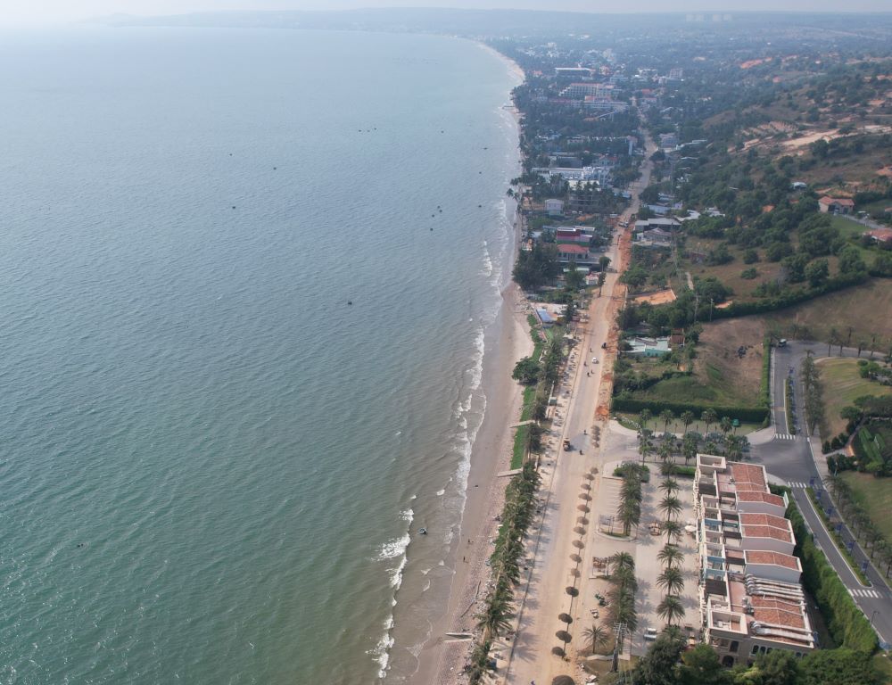 Doan duong thi cong sat bien. Anh: Duy Tuan 