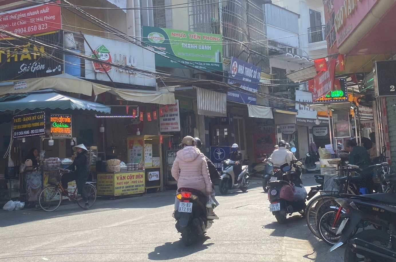 Thi truong pa te Cot Den truyen thong am dam hon ngay thuong sau vu viec. Ảnh: Ngoc Trinh