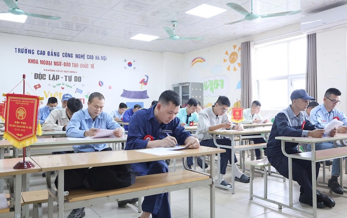 Cac phong trao thi dua giai doan 2025 - 2030 cua LDLD Thanh pho Ha Noi huong ve co so, tang chi tieu ti le khen thuong cong nhan, lao dong truc tiep san xuat, cong chuc, vien chuc khong giu vi tri lanh dao, quan ly. Anh: Mai Quy