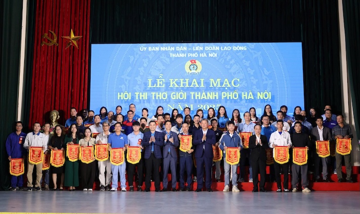 The skilled worker contest is one of the activities to promote the emulation movement among workers in the Capital. Photo: Mai Quy