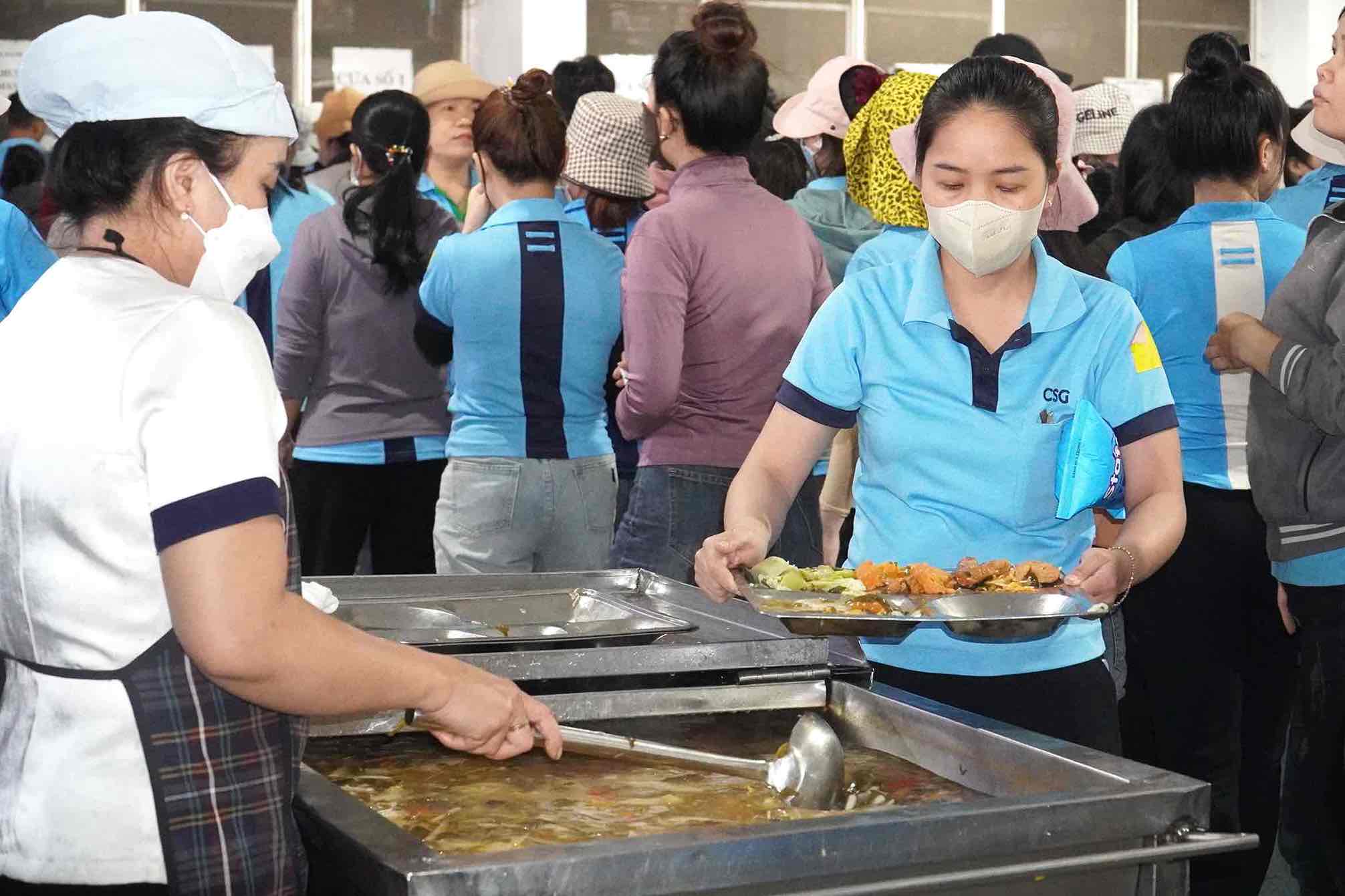 Nguoi lao dong tai chuong trinh Bua com doan vien. Anh: HAC