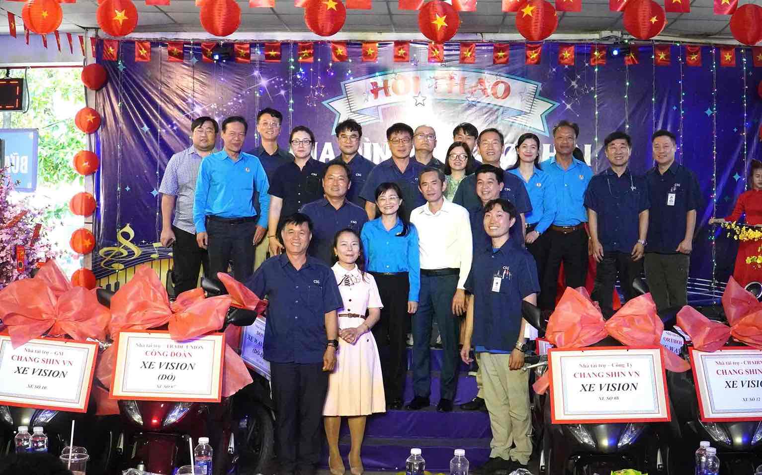 Tai chuong trinh con co hoat dong boc tham trung thuong, trao giai hoi thao cho doan vien, nguoi lao dong. Anh: HAC