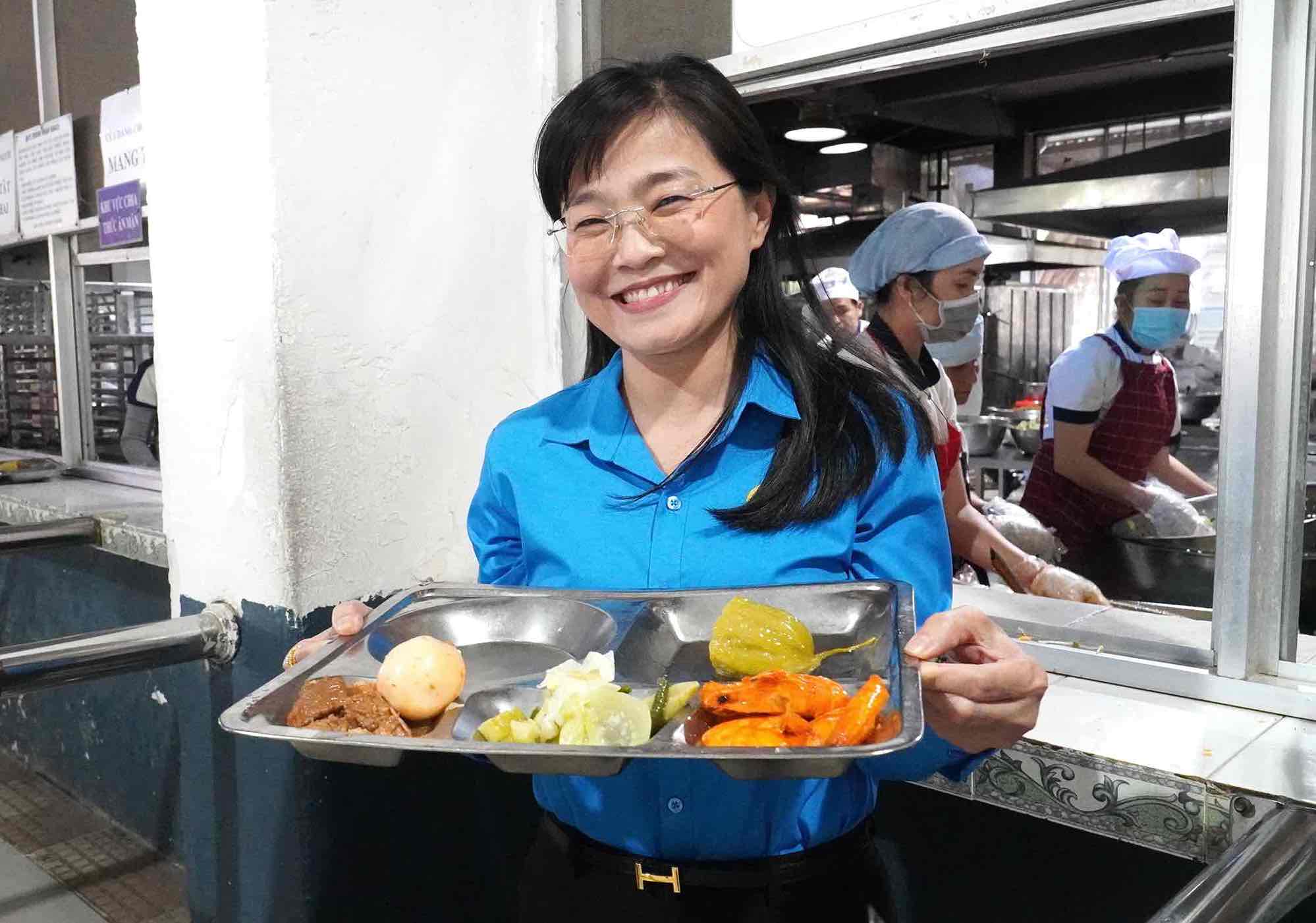 Pho Chu tich Thuong truc LDLD tinh Dong Nai Bui Thi Bich Thuy xep hang nhan phan an cung cong nhan lao dong. Anh: HAC