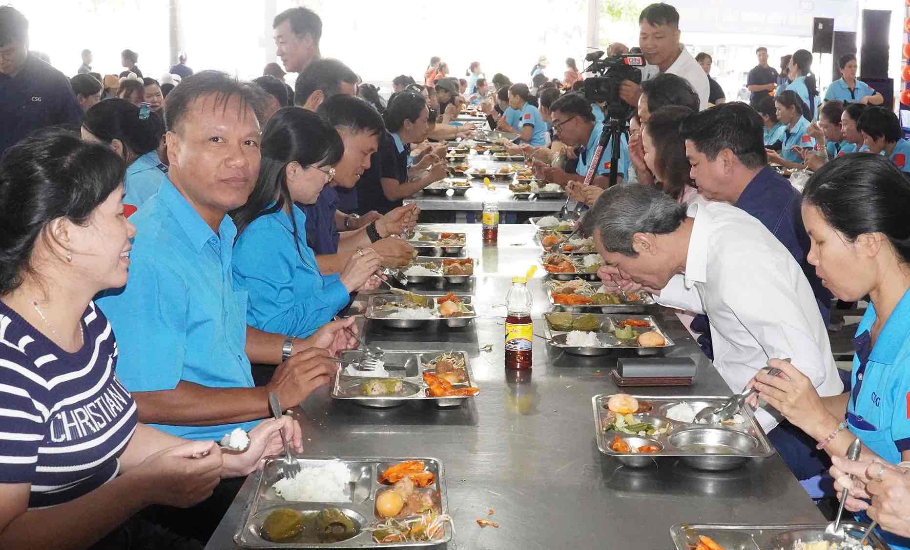 Lanh dao MTTQ Viet Nam tinh Dong Nai, LDLD tinh Dong Nai cung Ban giam doc cong ty, Cong doan co so du Bua com doan vien voi nguoi lao dong. Anh: HAC