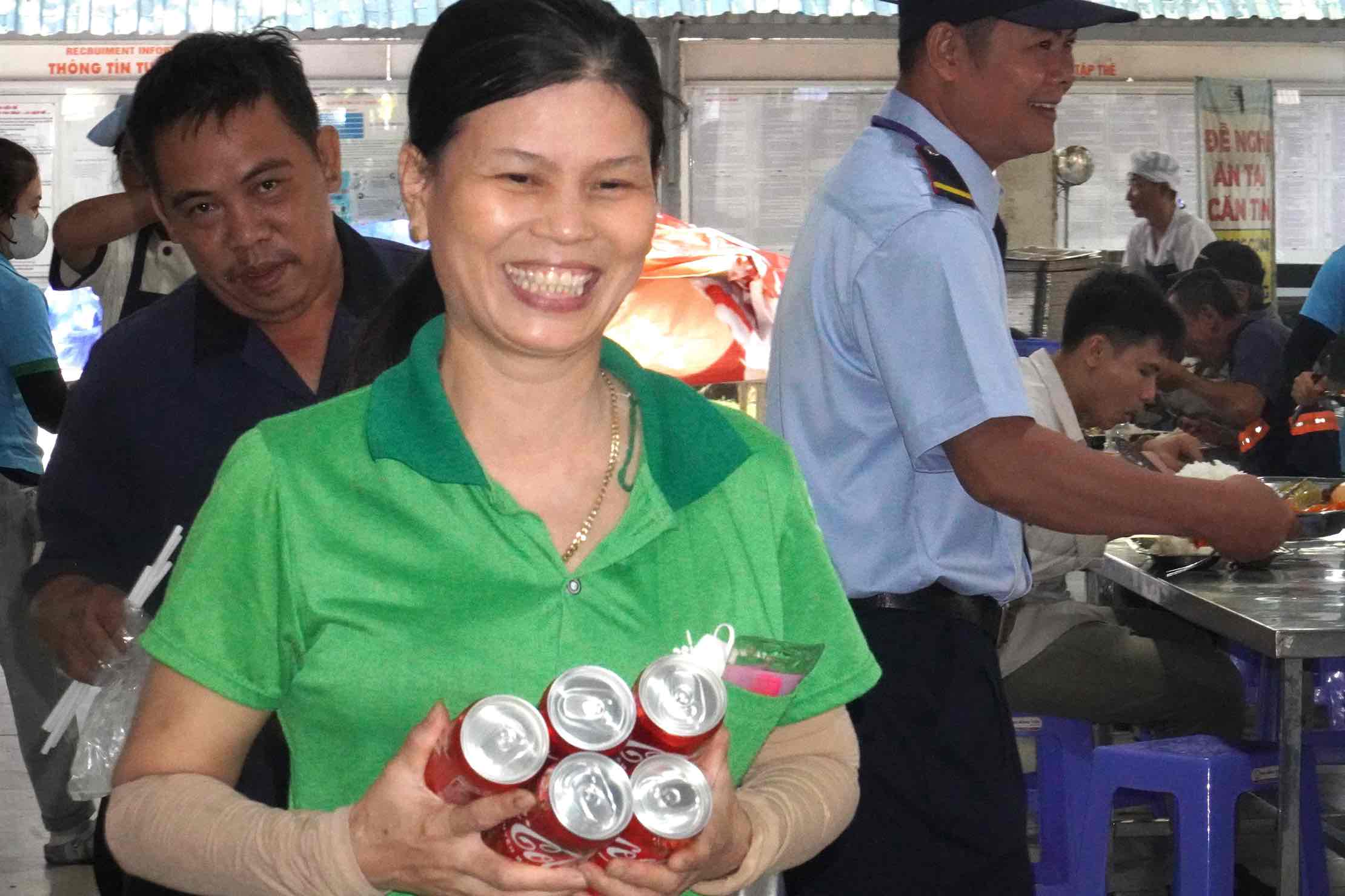 Ngoai phan an, nguoi lao dong con co them nuoc ngot. Anh: HAC