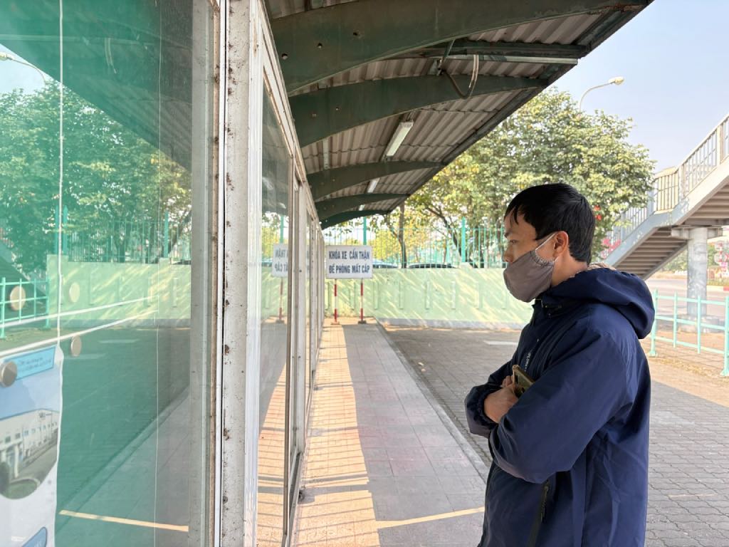 Mr. Nguyen Khanh attentively looks at job information on the recruitment board. Photo: Bao Han