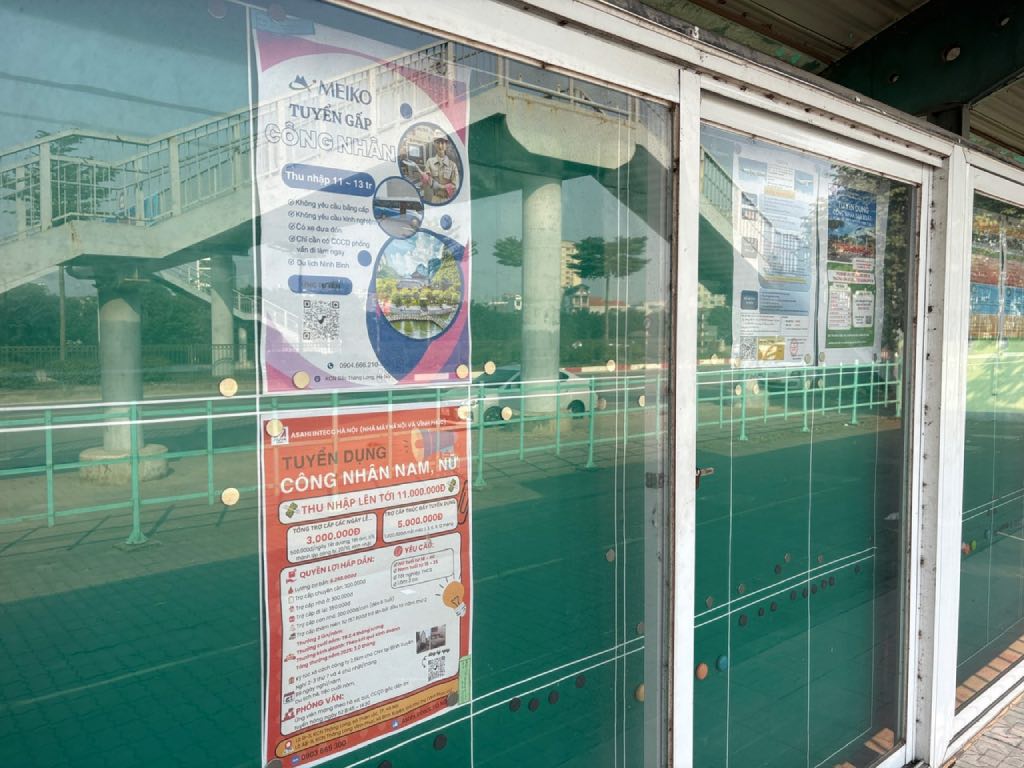 Nhieu o trong bang tuyen dung hien de trong, khong dan thong bao. Anh: Bao Han 