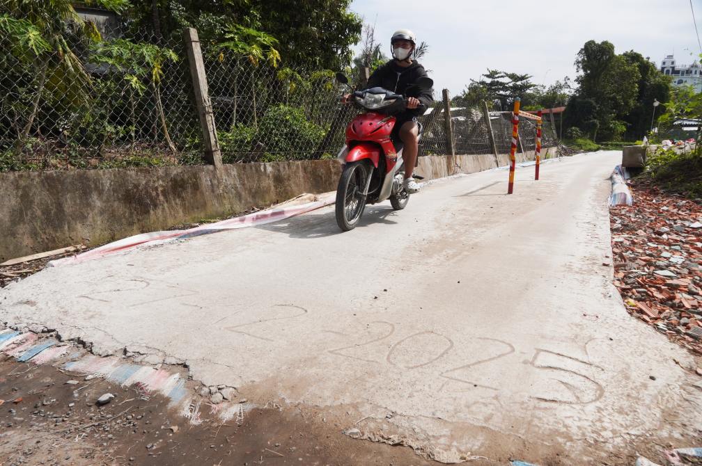 Con đường tạm mới được làm xong vào cuối năm 2025 để phục vụ người dân đi lại. Ảnh: Tạ Quang
