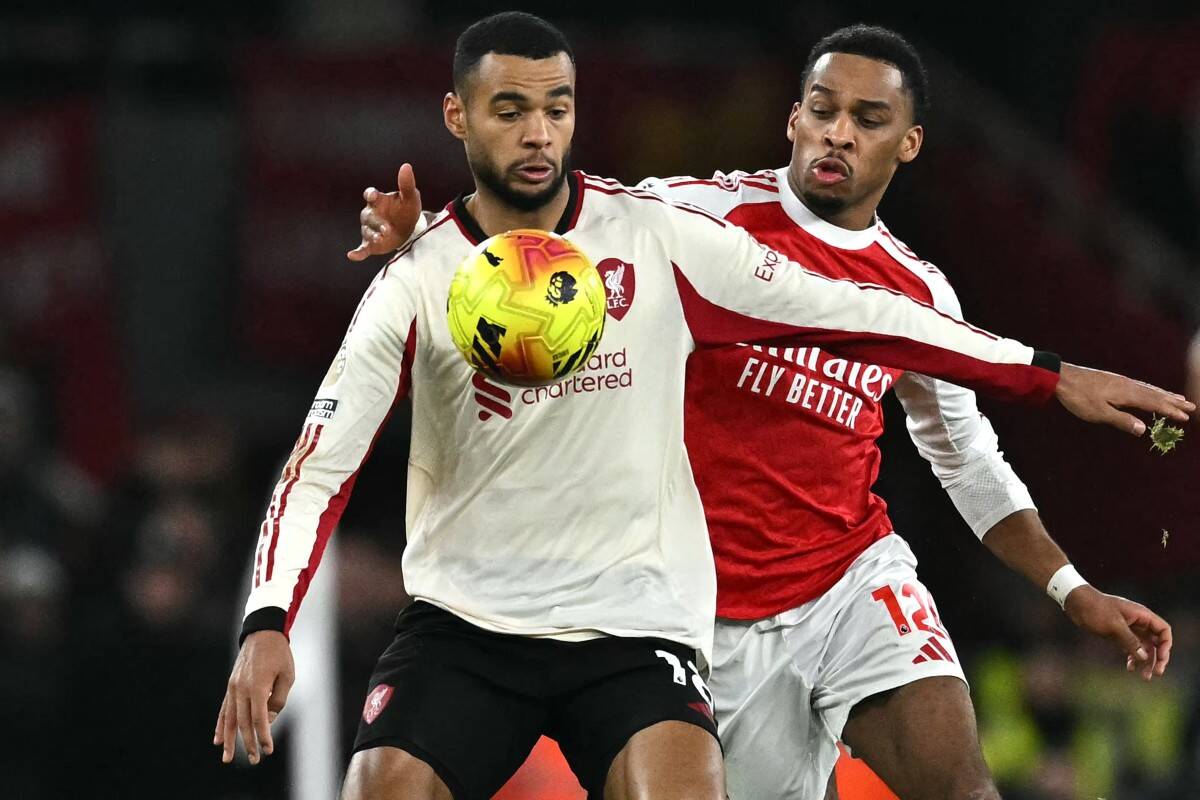 Liverpool o nhieu thoi diem da lam xao tron hang thu cua Arsenal. Anh: AFP