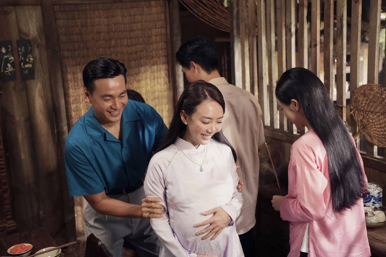 Thu Trang is both the director and main actress in the movie "Ai thuong ai men". Photo: Film crew.