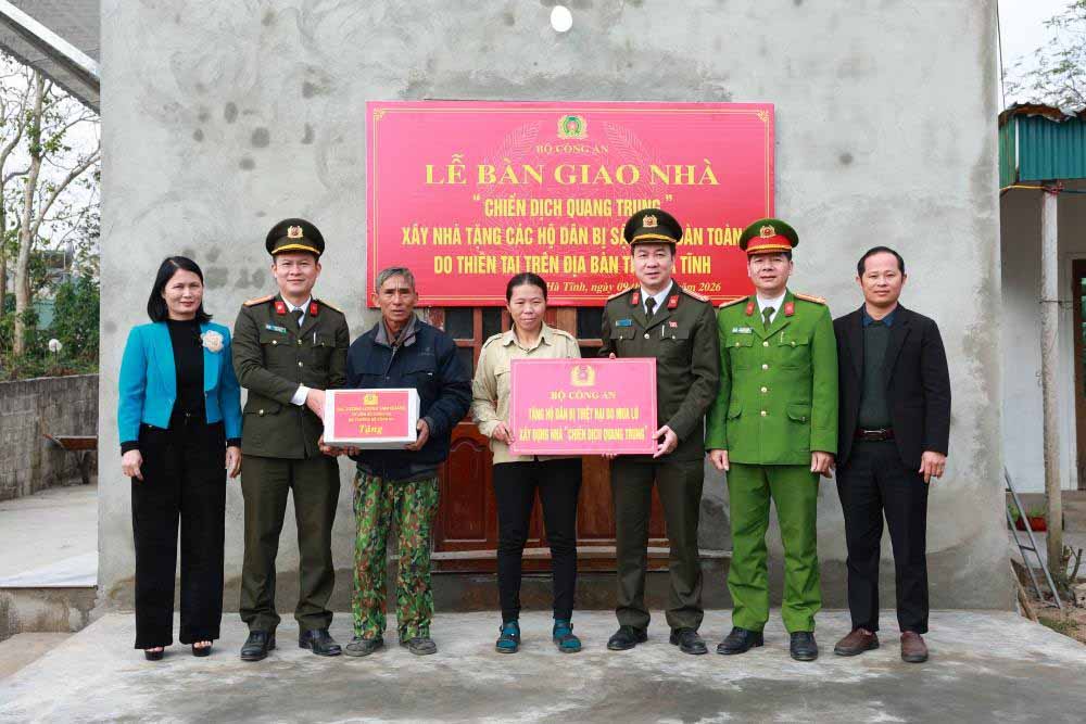 Ban giao nha o cho ba Quyen o xa Tien Dien. Anh: Cong an Ha Tinh.