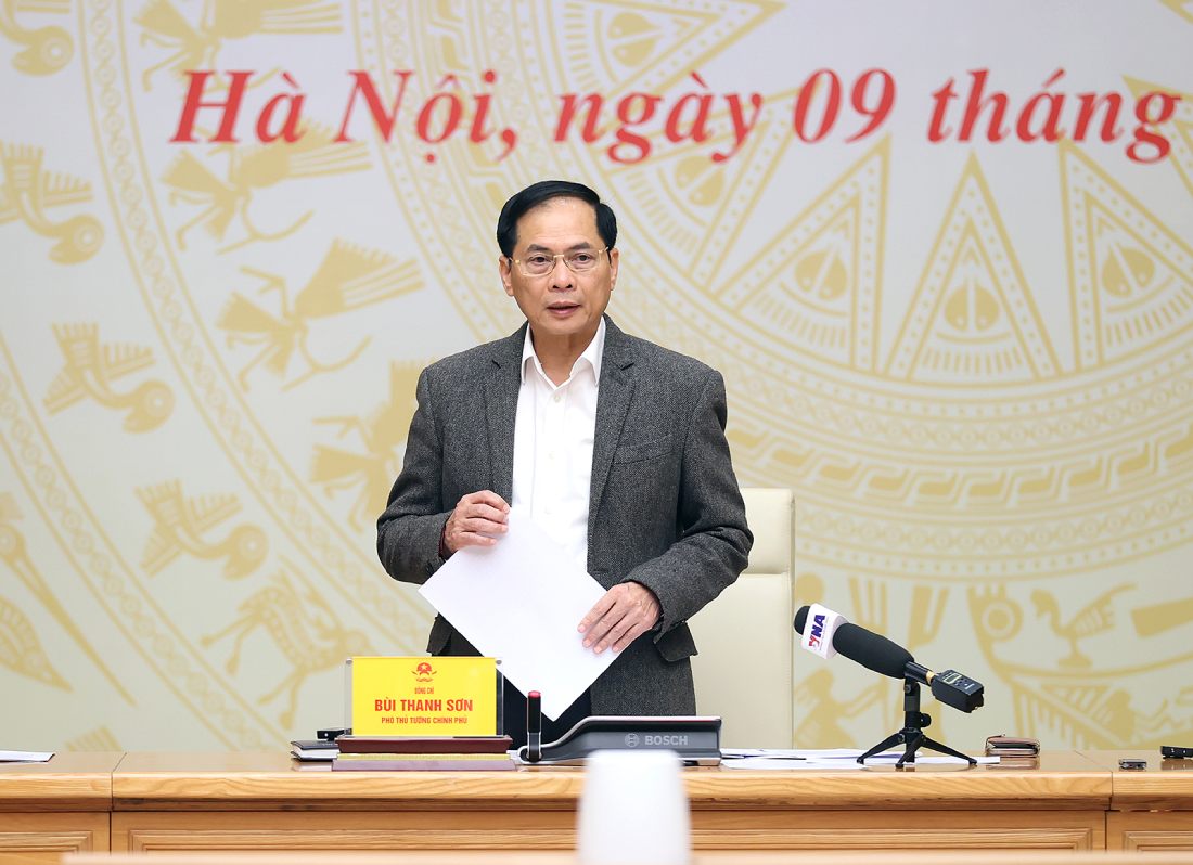 Deputy Prime Minister Bui Thanh Son pointed out that there is still a situation of cadres and civil servants laxly managing and covering up violations of counterfeit goods, smuggling, and trade fraud. Photo: VGP