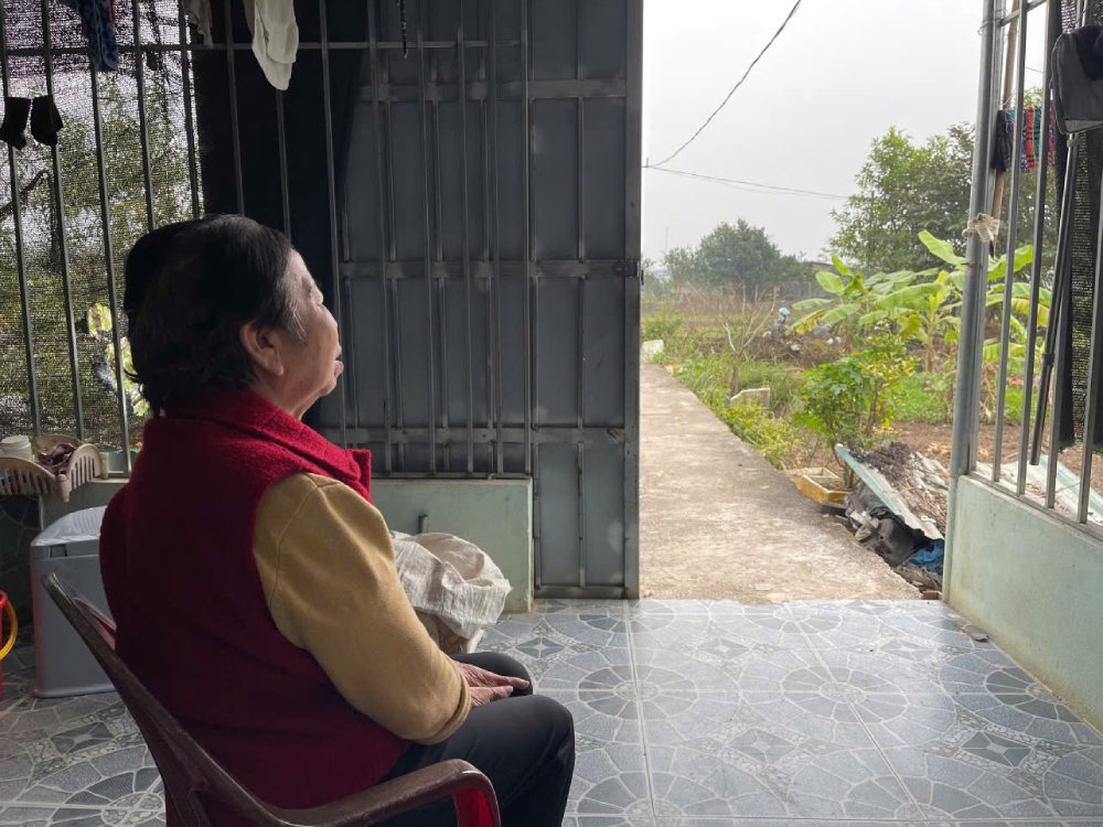 Since losing her sight, Ms. Canh's life has become even more difficult and miserable... Photo: Quynh Chi