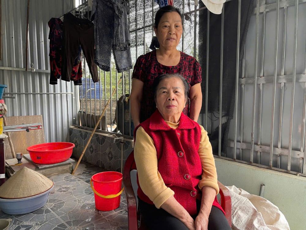 Tu luc ba Canh (nguoi ngoi) mat thi luc, nguoi thuong xuyen qua lai giup do ba la ba Nguyen Thi Vu - mot nguoi hang xom song gan do. Anh: Quynh Chi