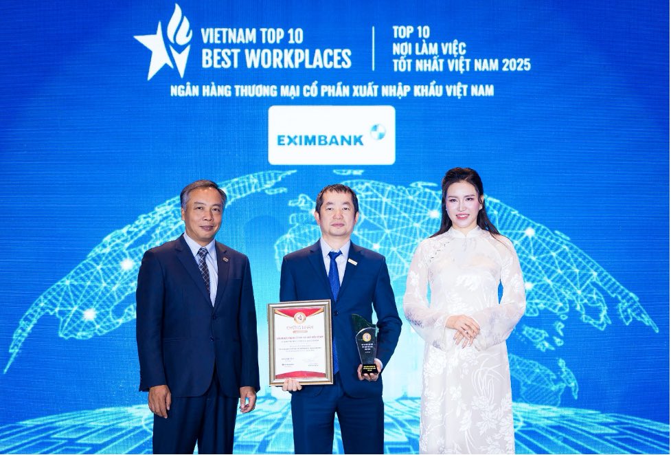 Ong Nguyen Huong Minh – Pho TGD Eximbank (dung giua) nhan giai thuong “Top 10 noi lam viec tot nhat Viet Nam 2025” tu Ban to chuc. Anh: Eximbank