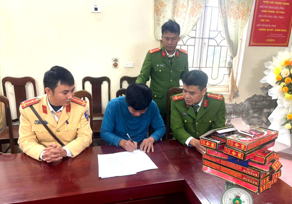 Nhat duoc nhieu hop phao tren duong, nguoi dan ong mang den cong an giao nop. Anh: Cong an Thanh Hoa