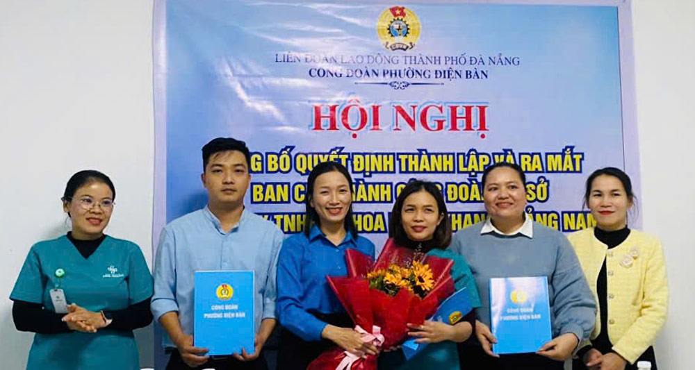 Launching the Executive Committee of the grassroots Trade Union of Minh Khang Quang Nam Medical Co., Ltd. Photo: Da Nang Trade Union.