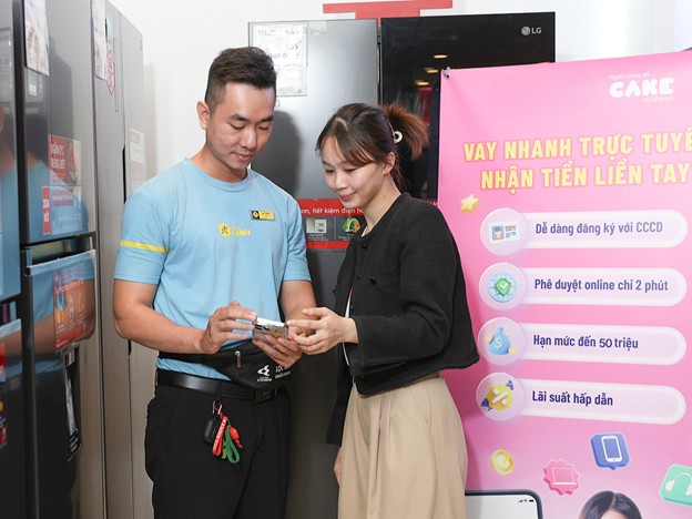 Khach hang tim hieu cac goi vay mua sam tai cua hang Dien May Xanh. Anh: Gato