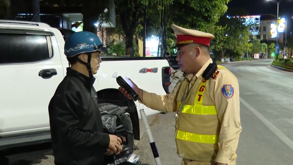 Quang Tri functional forces tighten inspection of alcohol concentration violations at the end of the year. Photo Thanh Trung
