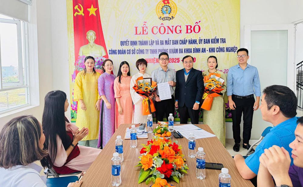 Launching the Executive Committee of the grassroots Trade Union of Binh An General Clinic Co., Ltd. Photo: Da Nang Trade Union.