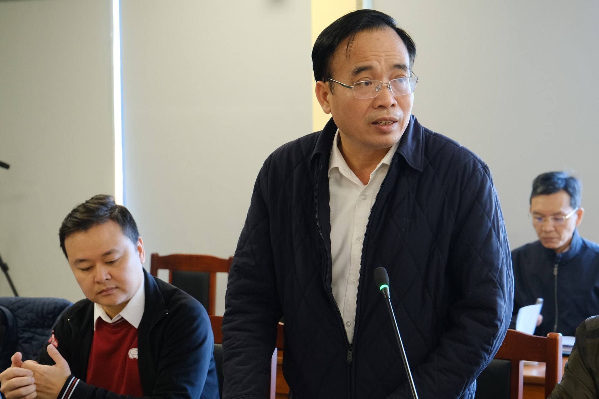 Dai dien don vi nha thau thi cong trinh bay phuong an thuc hien du an. Anh: Hoang Sa 