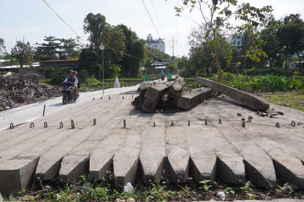 Du an cau Tran Bach Dang (TP Can Tho) noi phuong Tan An voi phuong Long Tuyen duoc khoi dong tu nam 2016, thi cong nam 2018 nhung sau gan 10 nam den nay moi chi dong duoc vai coc.