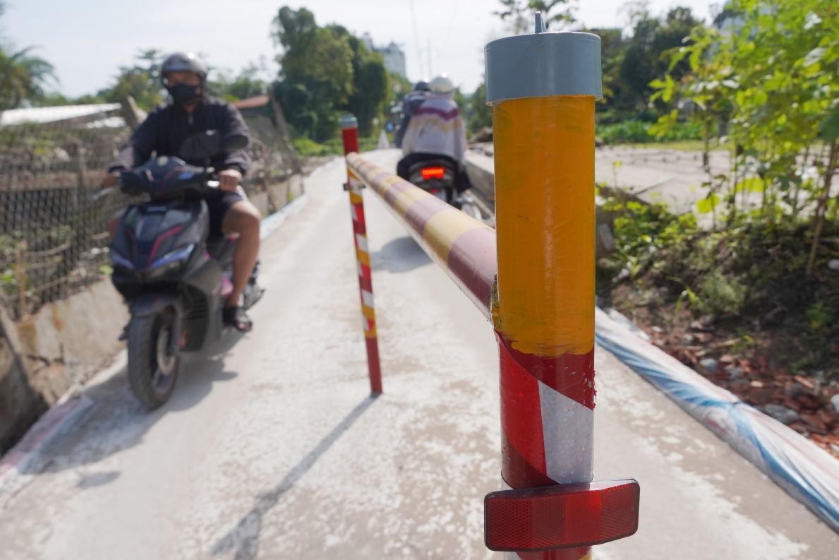 “Truoc thuc trang cau chua duoc xay dung va buc xuc ve viec di lai, moi day nguoi dan da tu gop cong, gop cua lam duong tam chi trong khoang 10 ngay de tam thoi giai quyet kho khan. Viec du an cau bi bo khong suot nhieu nam qua khien nguoi dan khong khoi xot xa va lo lang”, ong Danh cho hay.