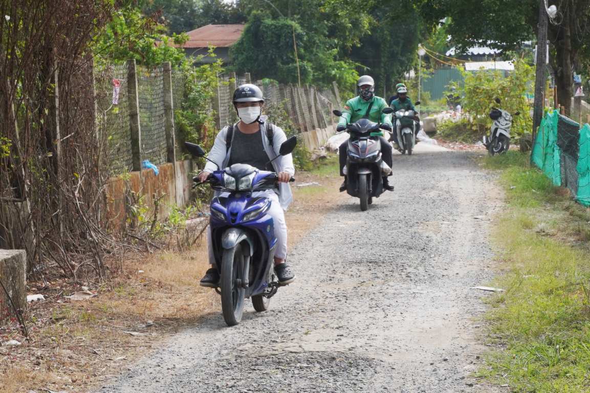 Nguoi dan noi day cung phan anh, luu luong di lai tai Khu tai dinh cu Cuu Long tang cao, trong khi cau Ba Bo thuong xuyen co xe tai nang, tiem an nguy co mat an toan giao thong.